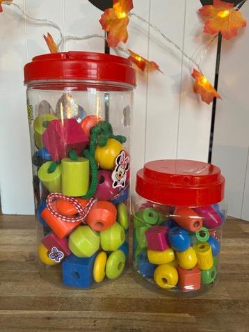 2 potten houten rijgkralen beschikbaar voor biedingen