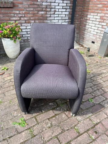 Grijze designstoel op wielen beschikbaar voor biedingen