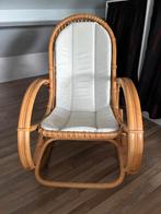 Houten schommelstoel met wit leren kussen, Huis en Inrichting, Fauteuils, Ophalen, Gebruikt, 75 tot 100 cm, Riet of Rotan