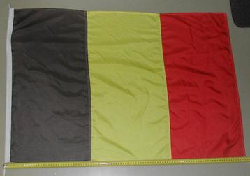 Vlag van . België / 100 x 70 cm / gebruikt net exemplaar . beschikbaar voor biedingen