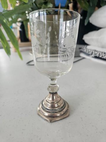 Antiek Kristallen Glas met Zilveren Voet beschikbaar voor biedingen