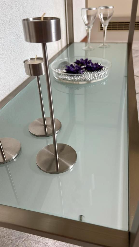Sidetable van RVS en glas, Huis en Inrichting, Tafels | Sidetables, Zo goed als nieuw, 25 tot 50 cm, 100 tot 150 cm, Rechthoekig
