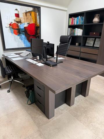 Bureau 2-persoons (eveneens grote eettafel) beschikbaar voor biedingen