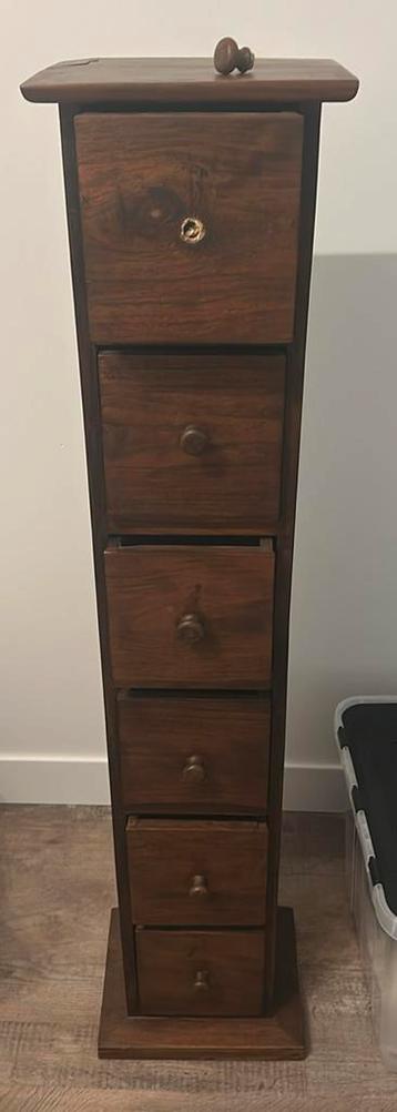 Houten kastje beschikbaar voor biedingen