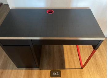 Pc tafel beschikbaar voor biedingen
