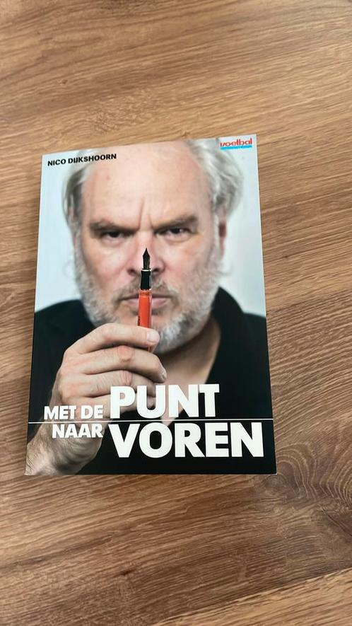Nico Dijkshoorn - Met de punt naar voren, Boeken, Sportboeken, Zo goed als nieuw, Balsport, Ophalen of Verzenden