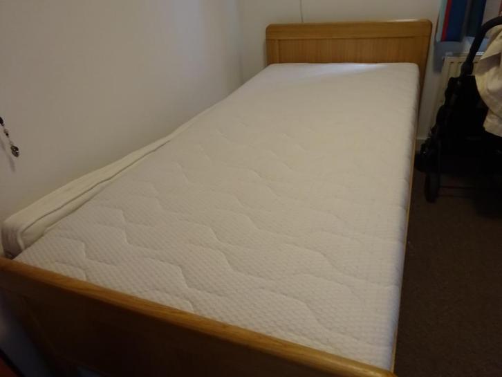 Ledikant met lattenbodem en matras( Nauwelijks gebruikt)^^, Huis en Inrichting, Slaapkamer | Bedden, Zo goed als nieuw, Eenpersoons