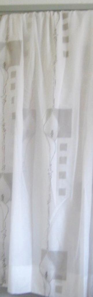 2 GROTE WITTE INBETWEEN VITRAGE GORDIJNEN ,MOOIE DECORA beschikbaar voor biedingen