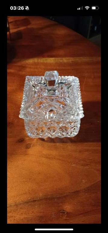 Suikerpot van kristal, met deksel. beschikbaar voor biedingen
