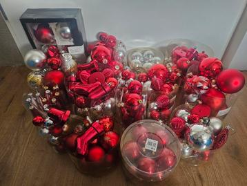 Kerstballen rood en zilver, 2 kratten, kerst versiering  beschikbaar voor biedingen