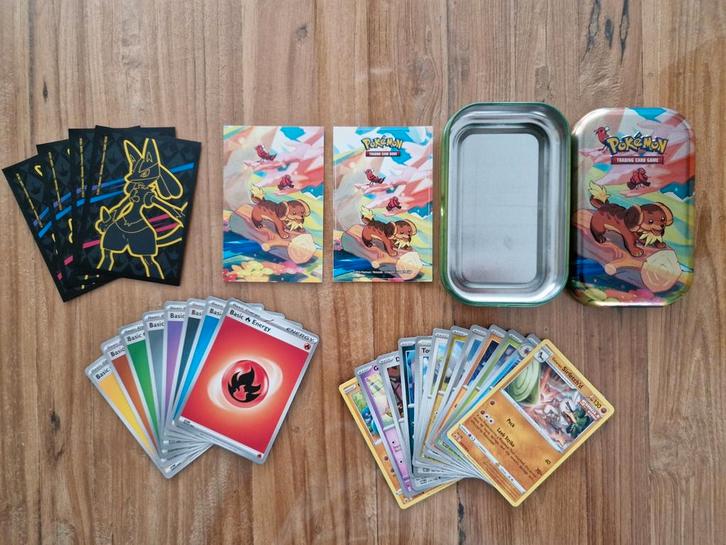 Bewaarblikje gevuld met 20 Pokemon kaarten, Hobby en Vrije tijd, Verzamelkaartspellen | Pokémon, Zo goed als nieuw, Meerdere kaarten