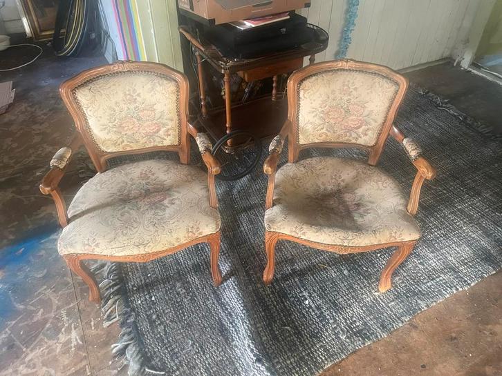Twee vintage stoeltjes met borduurwerk - opknappers, Huis en Inrichting, Stoelen, Gebruikt, Twee, Hout, Overige kleuren, Ophalen