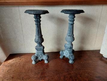 Gelijk paar aluminium kandelaars met twee nieuwe  kaarsen beschikbaar voor biedingen