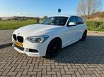 BMW 1-Serie 116i 136PK 5D Aut. 2014 Wit, Auto's, 65 €/maand, 4 cilinders, Alcantara, Wit