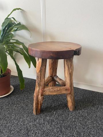 Handgemaakt houten krukje / bijzettafel – boho stijl – uniek beschikbaar voor biedingen