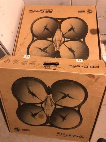2 SETJES PARROT AR DRONE MET OPLADERS E. ACCU ONDERDELEN beschikbaar voor biedingen