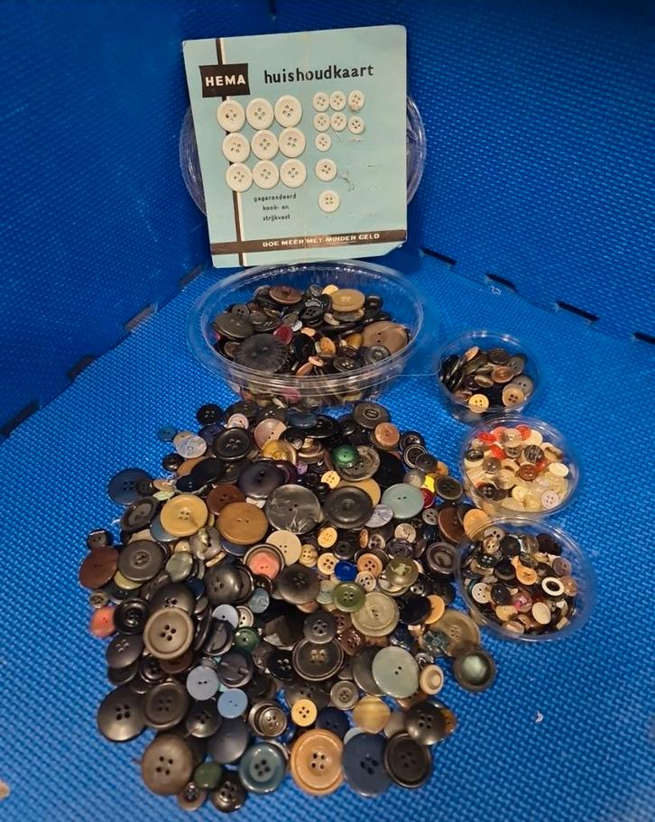 Grote verzameling knopen - HEMA huishoudkaart, Hobby en Vrije tijd, Naaien en Fournituren, Gebruikt, Knoop of Knopen, Ophalen of Verzenden