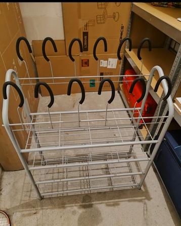 Metal shoe rack beschikbaar voor biedingen