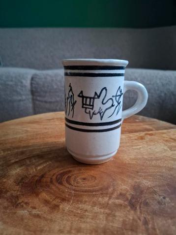 Stenen mok beschikbaar voor biedingen