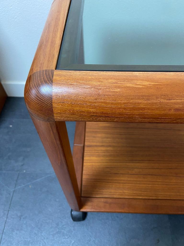 Vintage Deense bijzettafel van teak en rookglas, Ophalen, 55 tot 75 cm, Zo goed als nieuw, Deens design