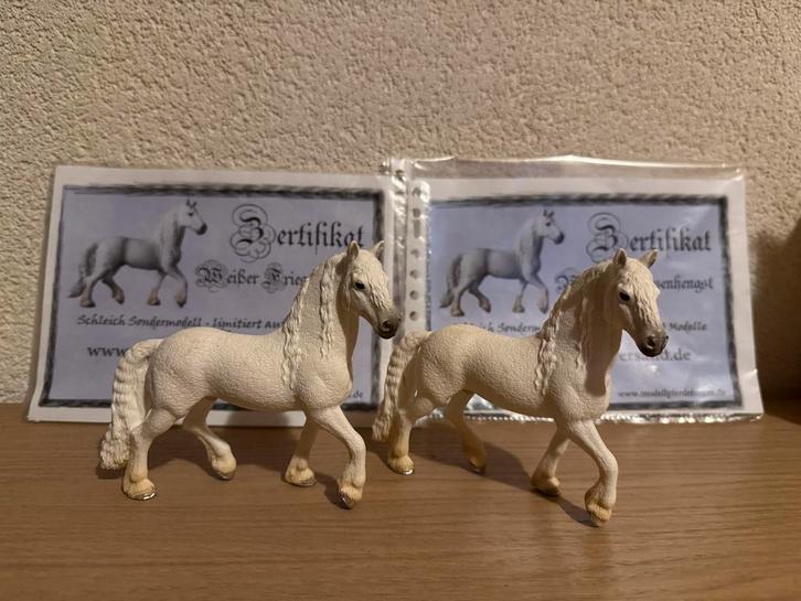 Schleich Friese Paarden Wit met Certificaat, Verzamelen, Dierenverzamelingen, Zo goed als nieuw, Beeldje of Figuurtje, Paard, Ophalen of Verzenden