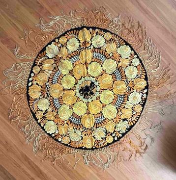 Vintage tafelkleed rond 90 cm beschikbaar voor biedingen