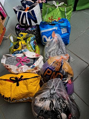 120 stuks kleding  ,verschillende maten + gratis Kleding beschikbaar voor biedingen