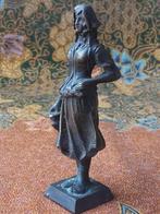 Mooi antiek brons beeldje uit Engeland van een vrouw 10,5 cm, Antiek en Kunst, Antiek | Koper en Brons, Ophalen of Verzenden, Brons