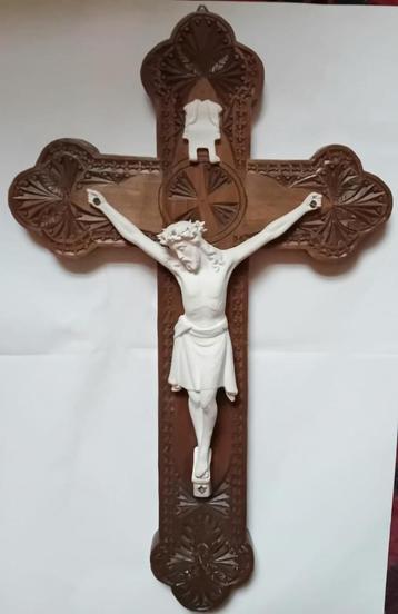 Antieke kerfsnede houten gesneden kruis porselein bisque beschikbaar voor biedingen