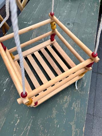 Houten schommel beschikbaar voor biedingen