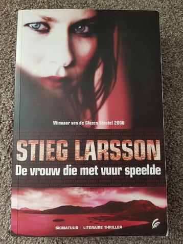 Boek : De vrouw die met vuur speelde -- Stieg Larsson beschikbaar voor biedingen