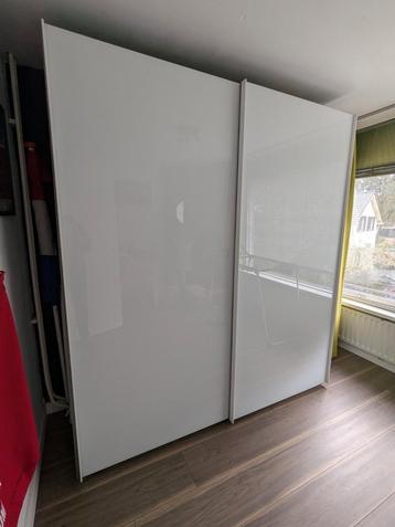 Prachtige garderobekast beschikbaar voor biedingen