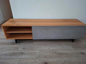 Modern tv-meubel, 1.80m, gemaakt van diverse materialen beschikbaar voor biedingen