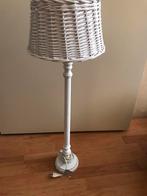 Leuke staande lamp met rieten kap, Huis en Inrichting, Minder dan 100 cm, Landelijk, Ophalen of Verzenden, Zo goed als nieuw