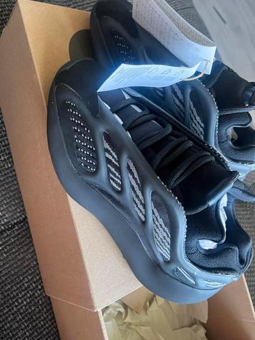 Yeezy 700 V3 Maat 35,5 beschikbaar voor biedingen