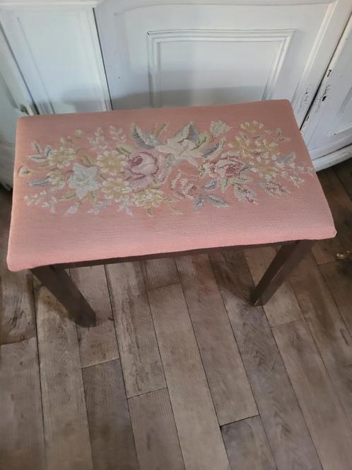 Hoge vintage piano kruk met hand geborduurde zitting, Huis en Inrichting, Krukjes, Zo goed als nieuw, Hout, Ophalen