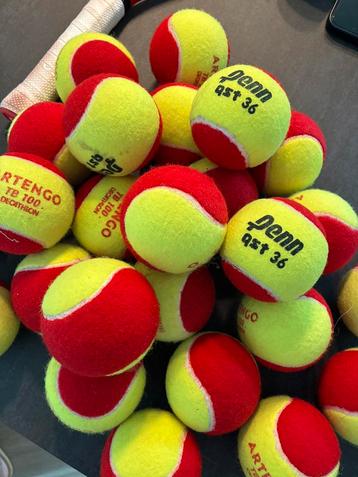 24 rode tennisballen beschikbaar voor biedingen