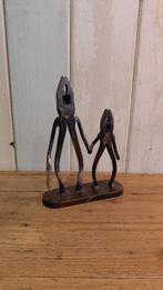 Beeld moeder met kind - metal art - oude tangen - upcycling, Gebruikt, Ophalen of Verzenden, A, A