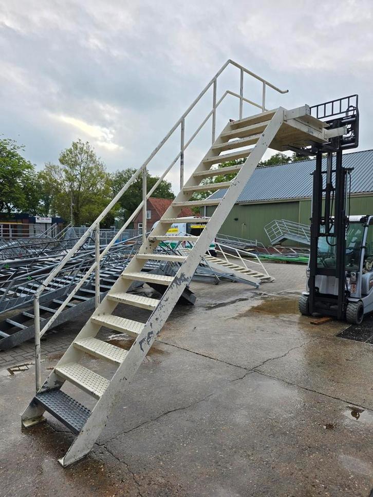 Stalen trap met bordes hoog 3,3mtr. Nog076, Doe-het-zelf en Verbouw, Ladders en Trappen, Zo goed als nieuw, 2 tot 4 meter, Ophalen of Verzenden