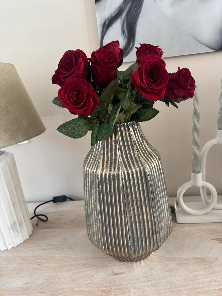 12 zijden rode Rozen in Gouden Vaas, Huis en Inrichting, Woonaccessoires | Vazen, Zo goed als nieuw, Rood, Minder dan 50 cm, Overige materialen