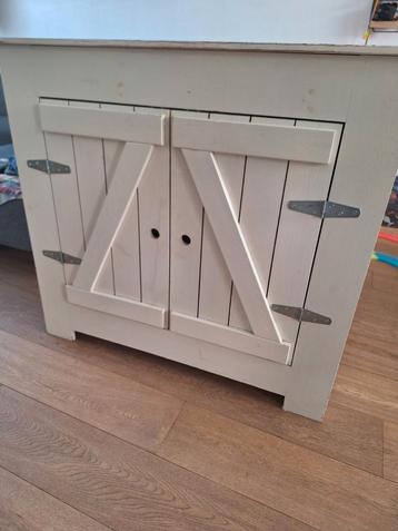 Commode kastje met legplanken beschikbaar voor biedingen