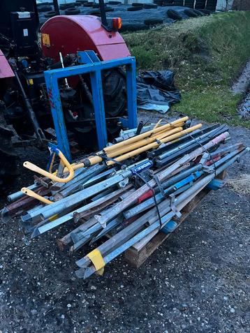 Diverste statieven op pallet. Ook los te koop! Statief lamp beschikbaar voor biedingen