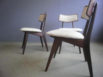 4 stoelen, teak hout, gebogen rugleuning, witbeige stof beschikbaar voor biedingen