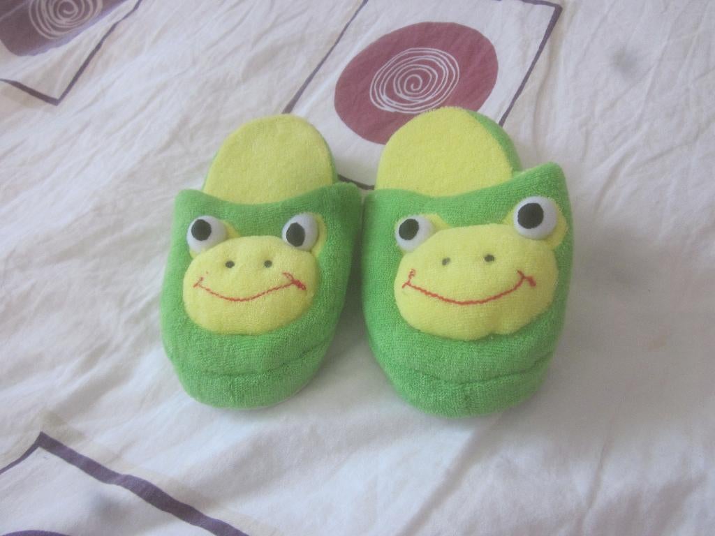 Leuke nieuwe badstof kikker slippertjes 15,5 cm, Verzenden, Nieuw, Jongen of Meisje, Schoenen