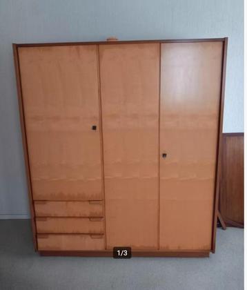vintage kledingkast beschikbaar voor biedingen