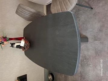 eiken houten massieve tafel met stalen poot beschikbaar voor biedingen