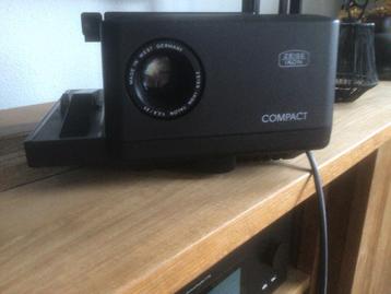 Diaprojector Zeiss ikon en lichtbak beschikbaar voor biedingen