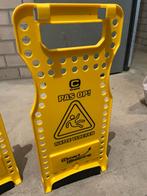 Twee waarschuwingsborden 'Pas op! Natte vloer', Ophalen