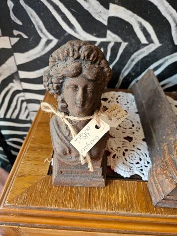 Antieke Gietijzeren haardblok Vrouwenborstbeeld beschikbaar voor biedingen