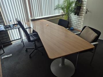 Bureau met Stoelen beschikbaar voor biedingen